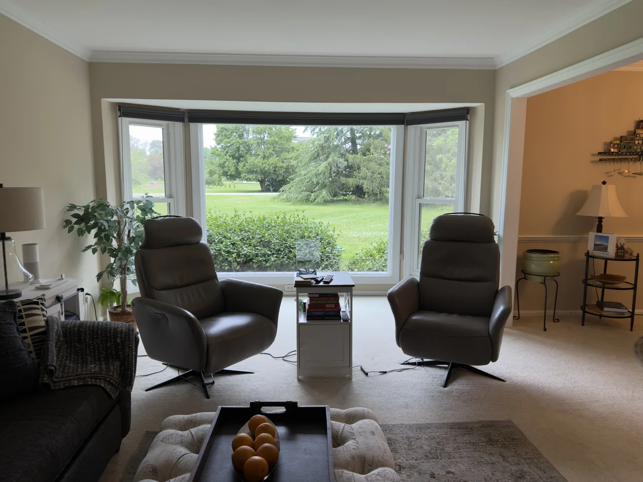 Living room with a bay window, tidy after a recurring cleaning